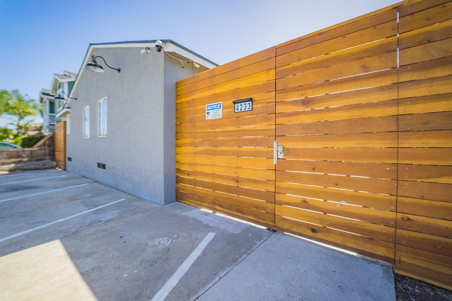 4237 Swift Ave parking