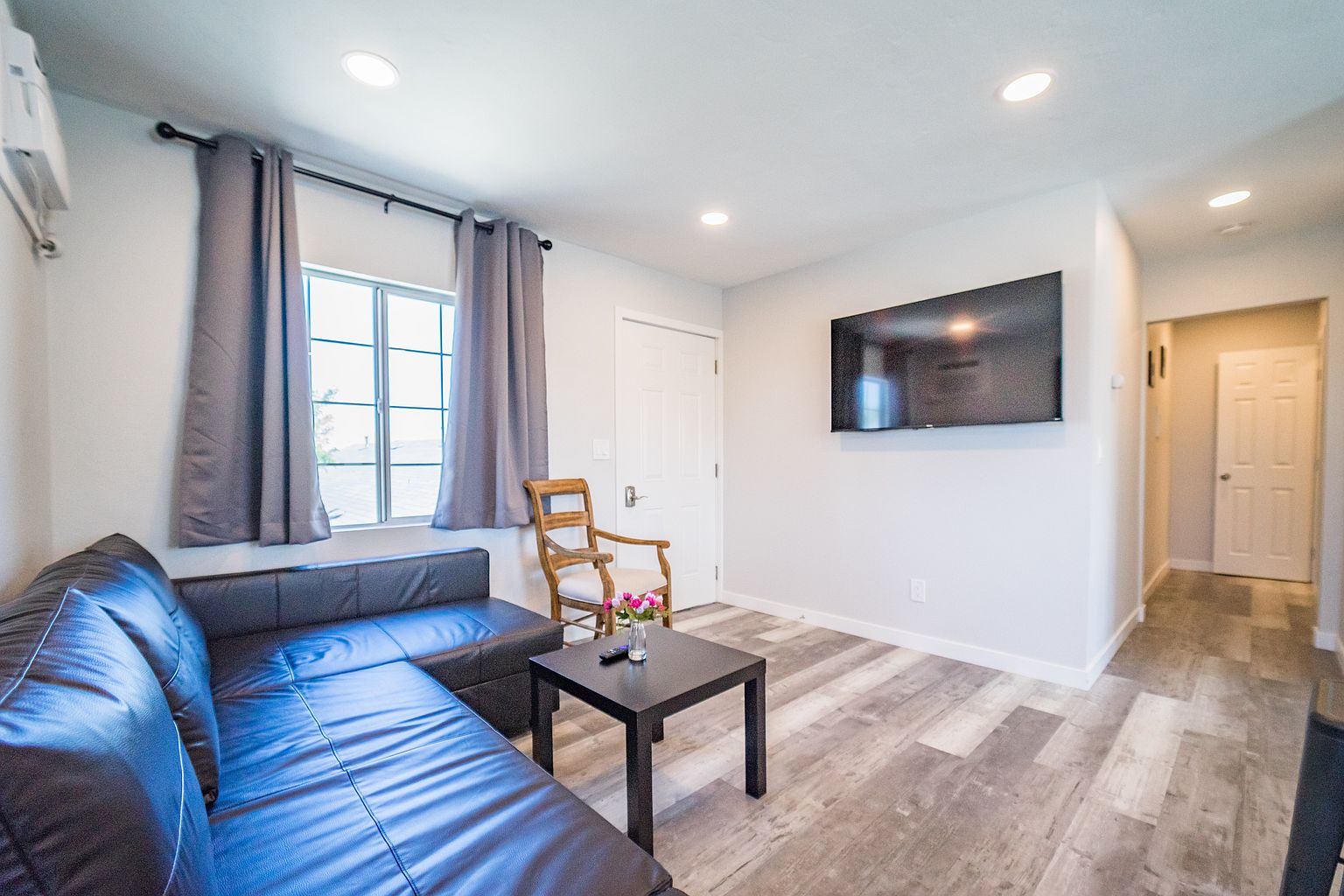 4239 Swift Ave parking