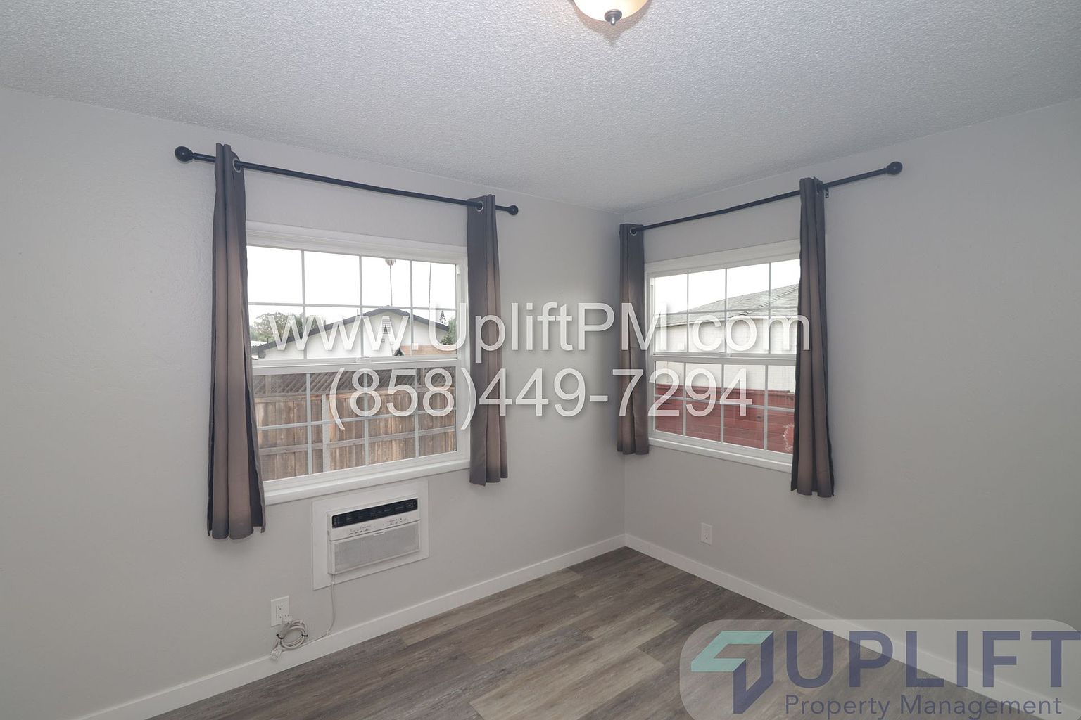 4827 Castle Avenue living area